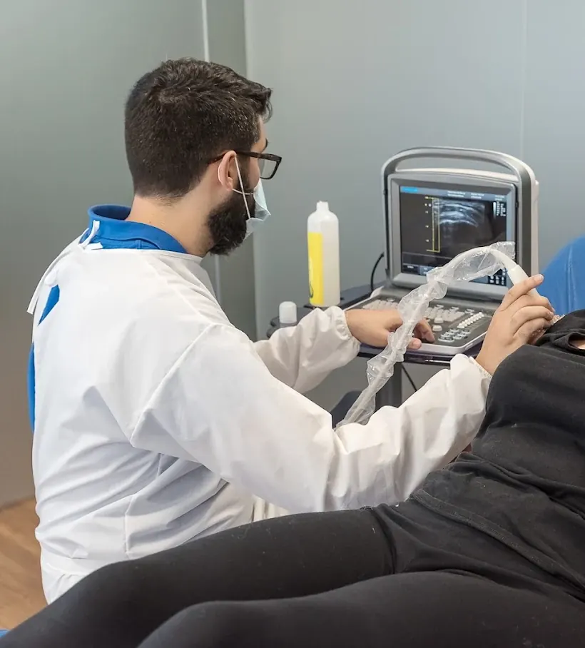 Fisioterapeuta haciendo una ecografía musculoesquelética con el ecógrafo portátil